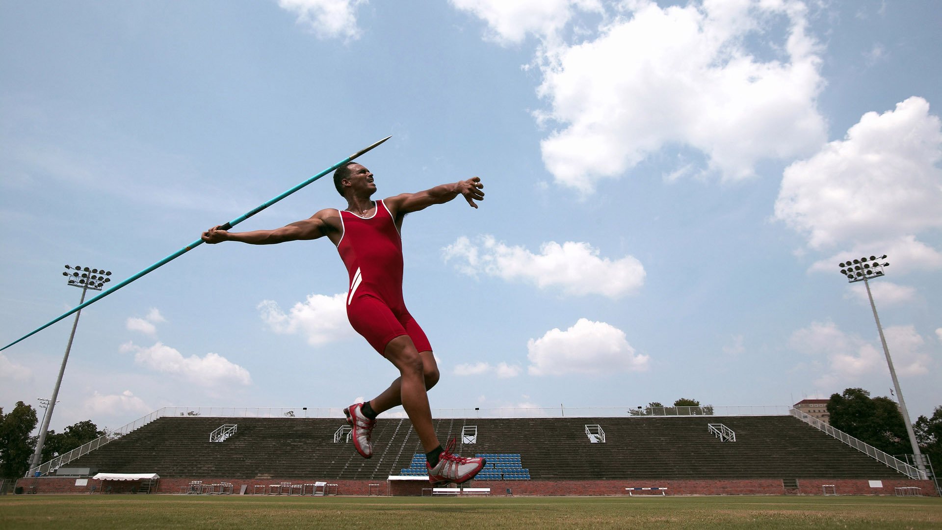 梅西第八次捧起金球奖 足坛传奇再创历史